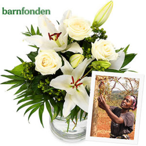 Bukett med vita liljor och rosor tillsammans med grönt. 100 kr går till Barnfondens arbete med att plantera moringaträd i Afrika. Ett alternativ hos Euroflorist.