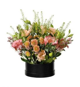 Rund box med nejlikor, prärieklockor och santini. i rosa och grönt. Beställ boxen online hos Interflora!