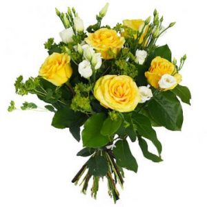 Bukett med gula rosor och småblommigt vitt. Blommorna hittar du hos Florister i Sverige.