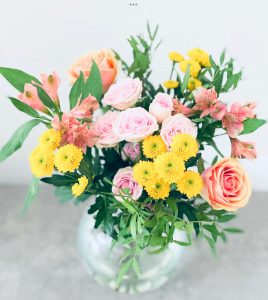 Höstbukett från Made4y.se, rosa, orange och gula blommor. Beställ ditt blombud smidigt online!