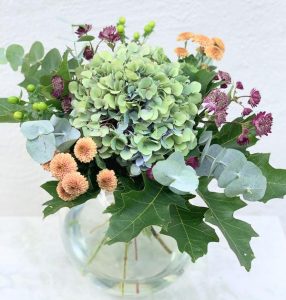 Höstbukett med astrantia, santini, hyperikum, eucalypthus och ekblad. Skicka blommor med bud via Made4y.se!