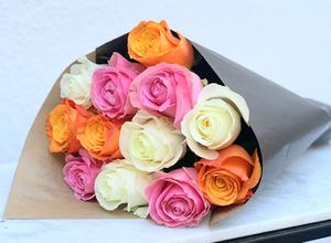 12 stycken rosor i olika färger; vita, orange och rosa rosor. En superfin bukett som du hittar hos Made4y.se.