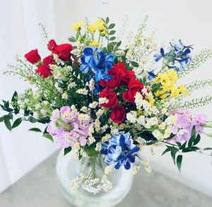 Sommarbukett med blandade sommarblommor i blått, lila, rött, vitt och gult. Superfin! Blommorna finns att beställa hos Made4y.se.